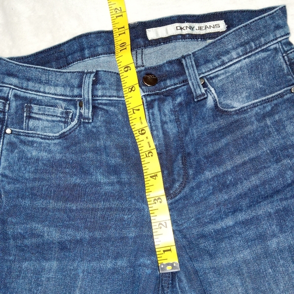 DKNY EUC Dark Denim Acid Wash Cropped Capri Jeans size 2 - Picture 9 of 10